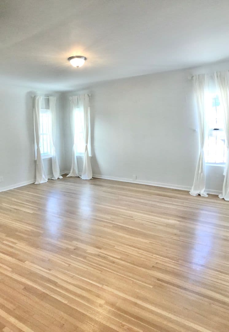 Los Angeles House: 828 Alandele Avenue