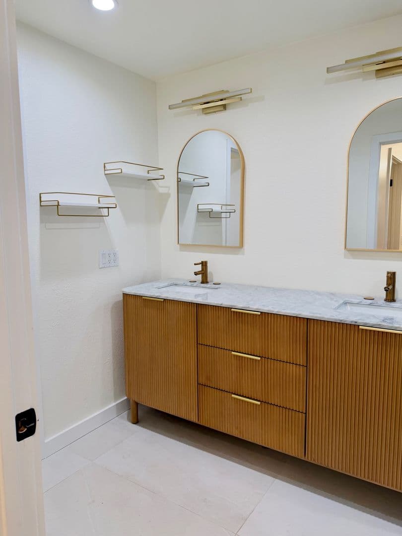 Playa Del Rey House: 8180 Manitoba St #4-136
