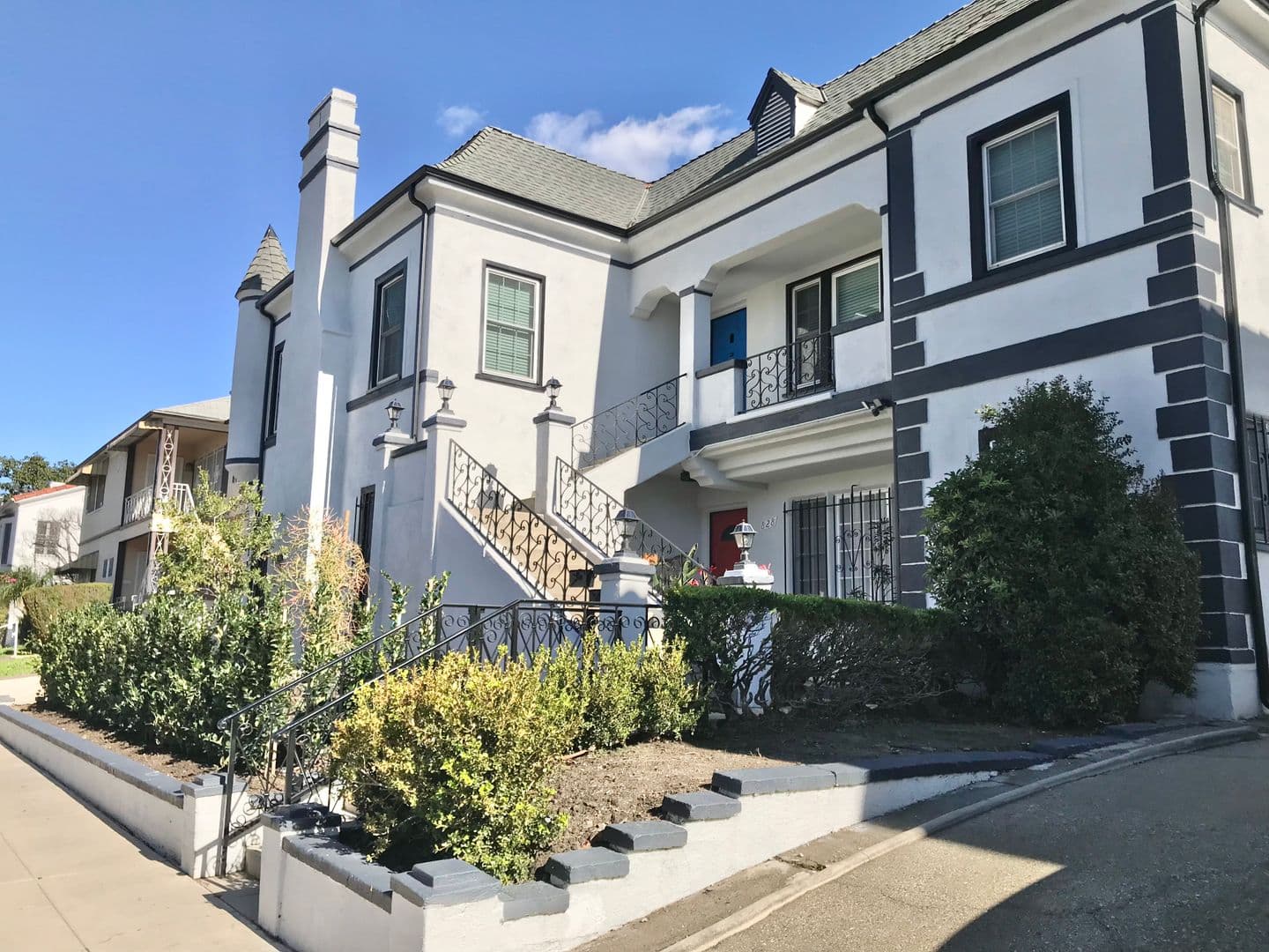 Los Angeles House: 828 Alandele Avenue
