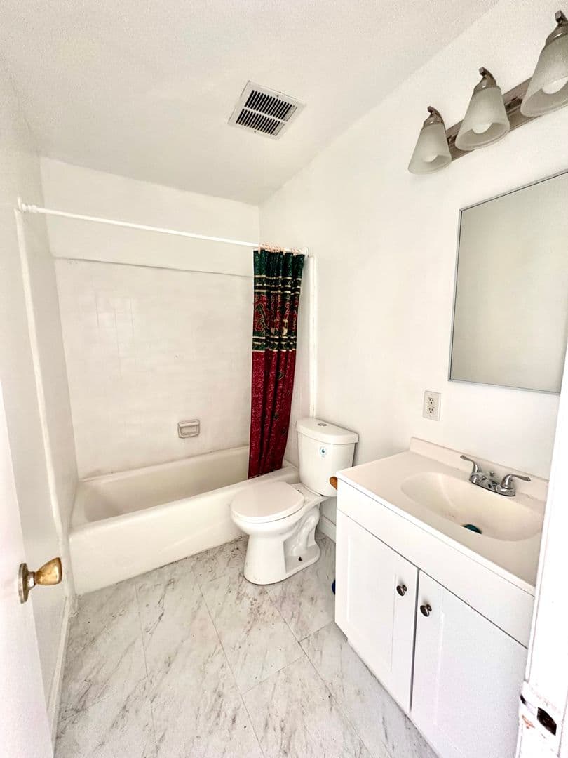 Los Angeles Apartment: 622 W 92nd St