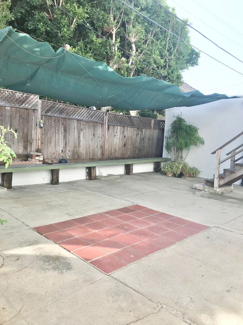 Los Angeles House: 828 Alandele Avenue