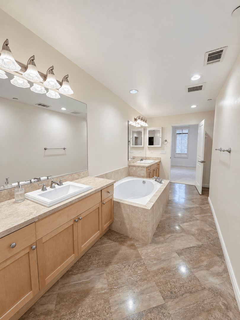 Playa Vista House: 5625 Crescent Park West