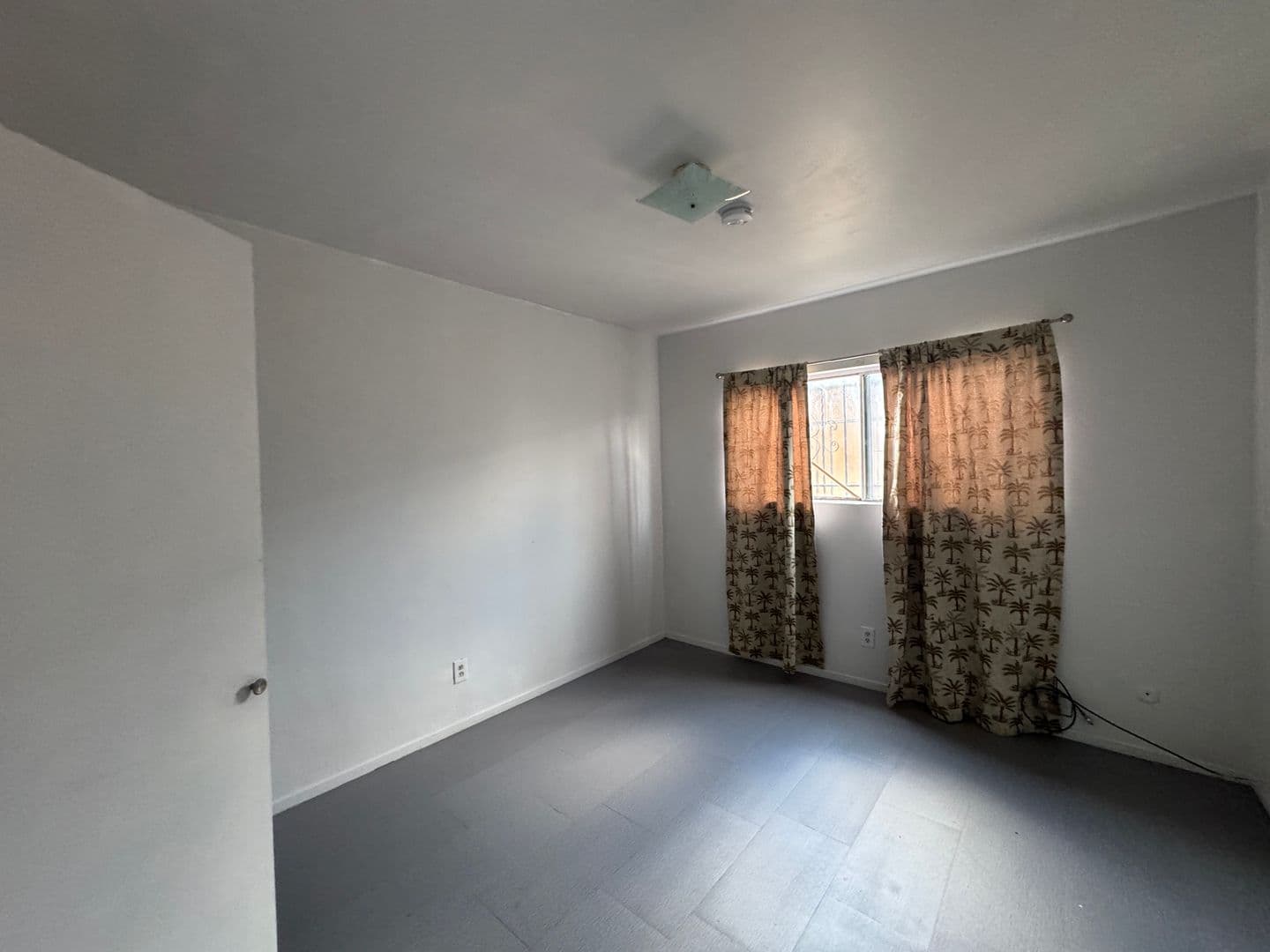 Los Angeles Apartment: 622 W 92nd St