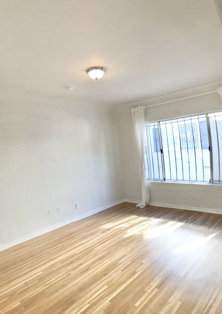 Los Angeles House: 828 Alandele Avenue