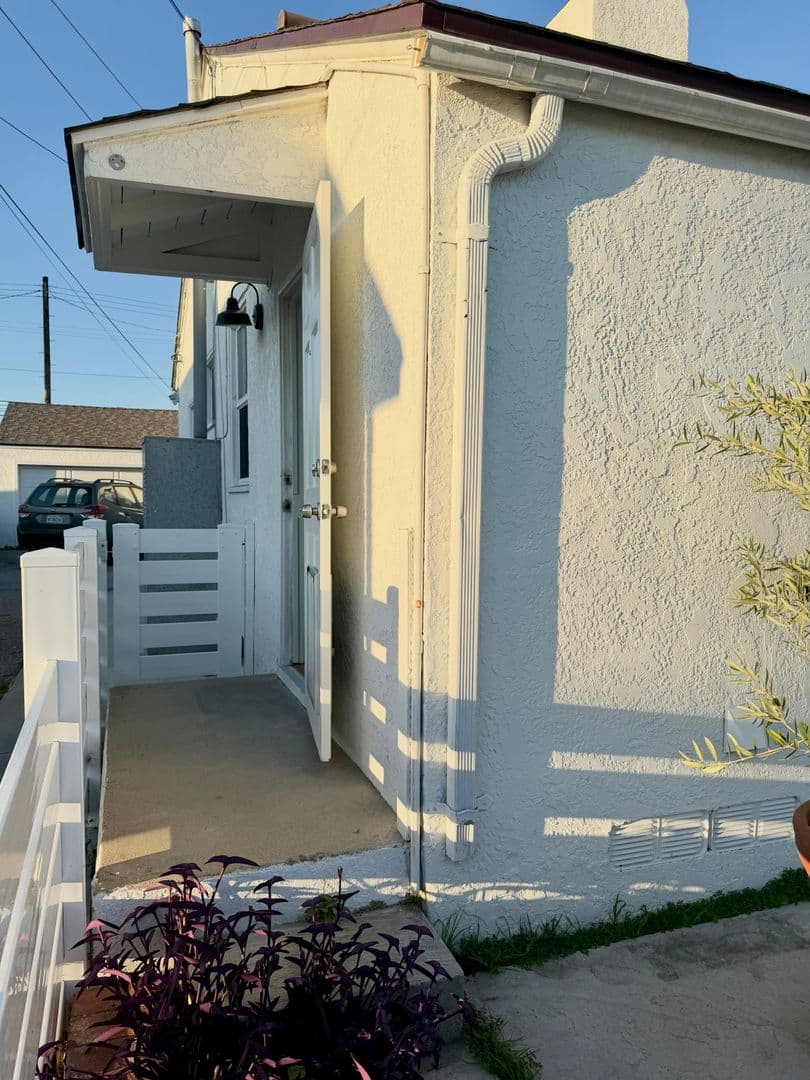 Los Angeles House: 6031 W. 86th Place