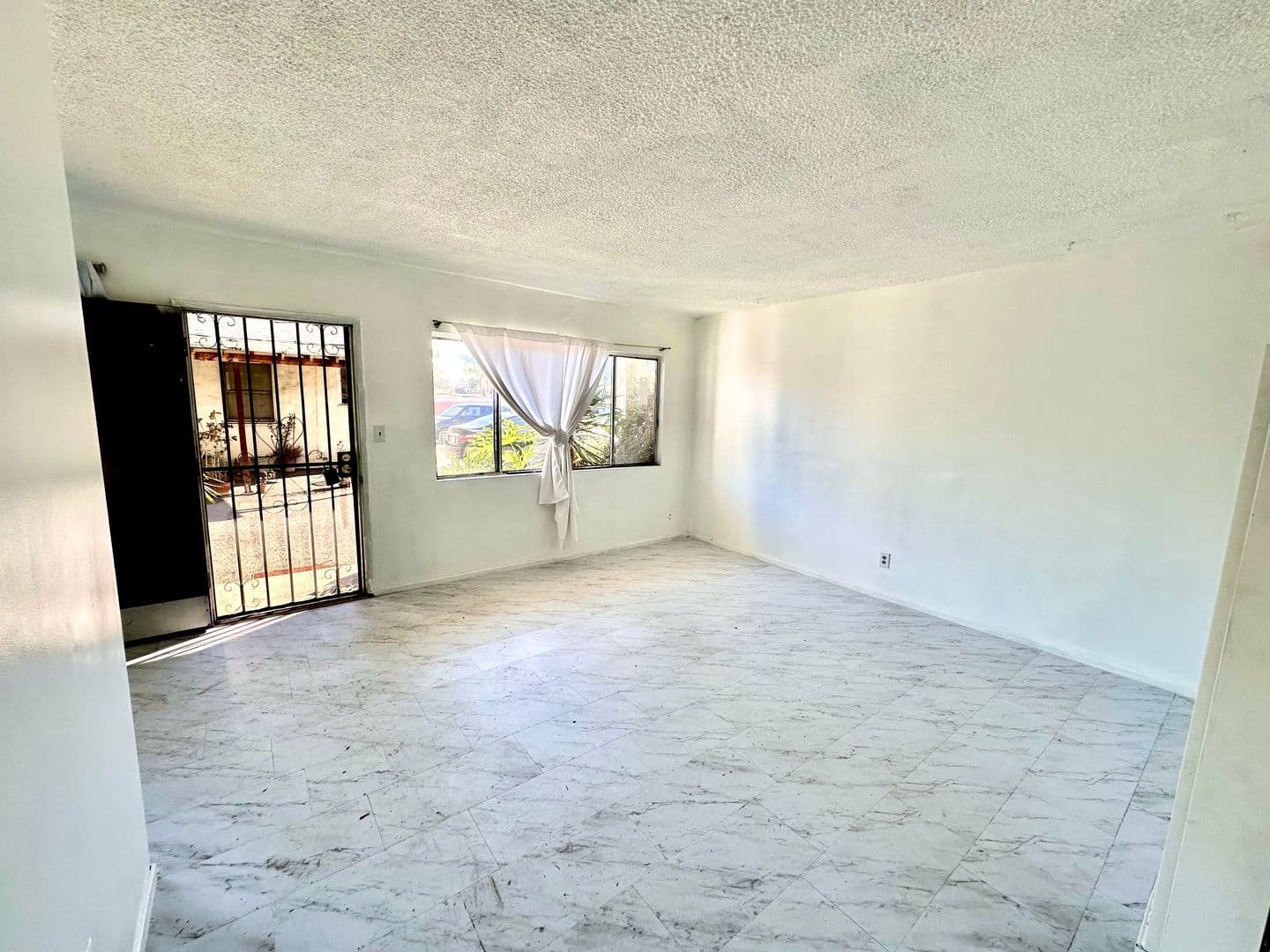 Los Angeles Apartment: 622 W 92nd St