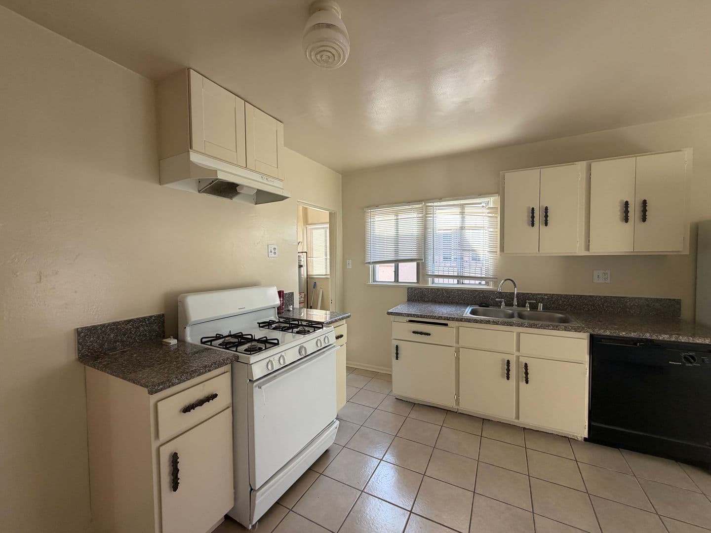 San Pedro Apartment: 1372 - 1378 W 13th St