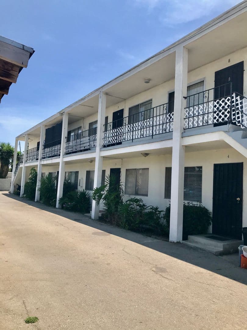 Los Angeles Apartment: 622 W 92nd St