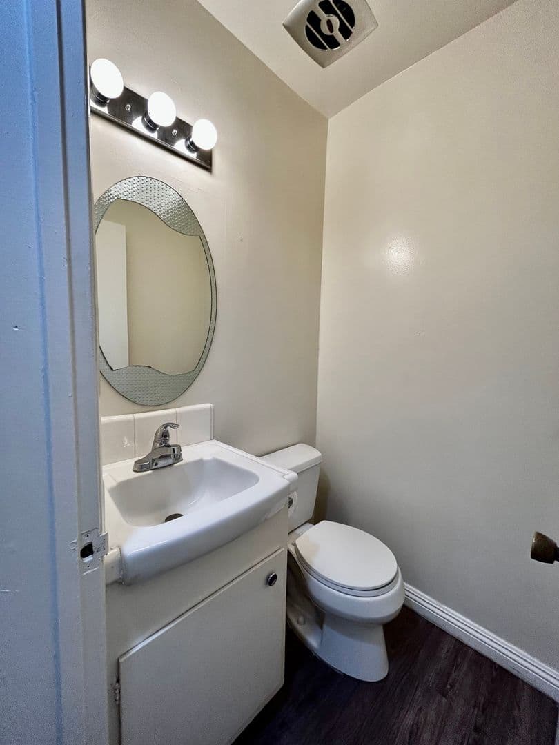 Inglewood Townhome: 900 Kincaid Avenue