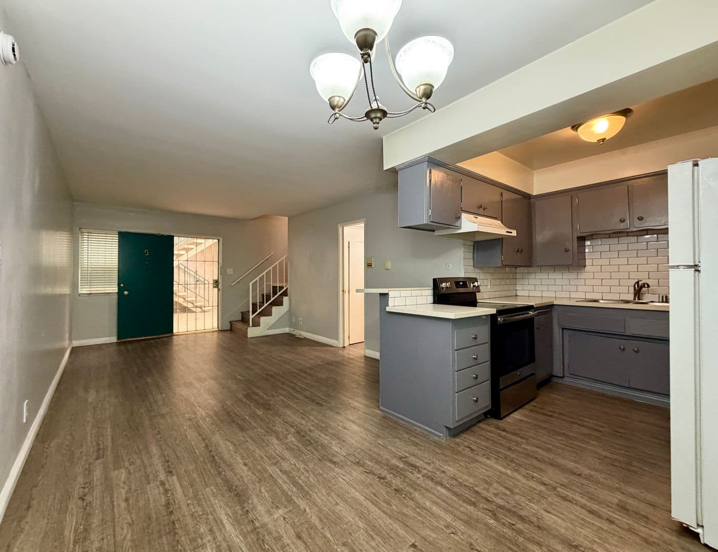 Inglewood Townhome: 900 Kincaid Avenue