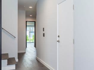 Redondo Beach House: 205 S Irena Ave