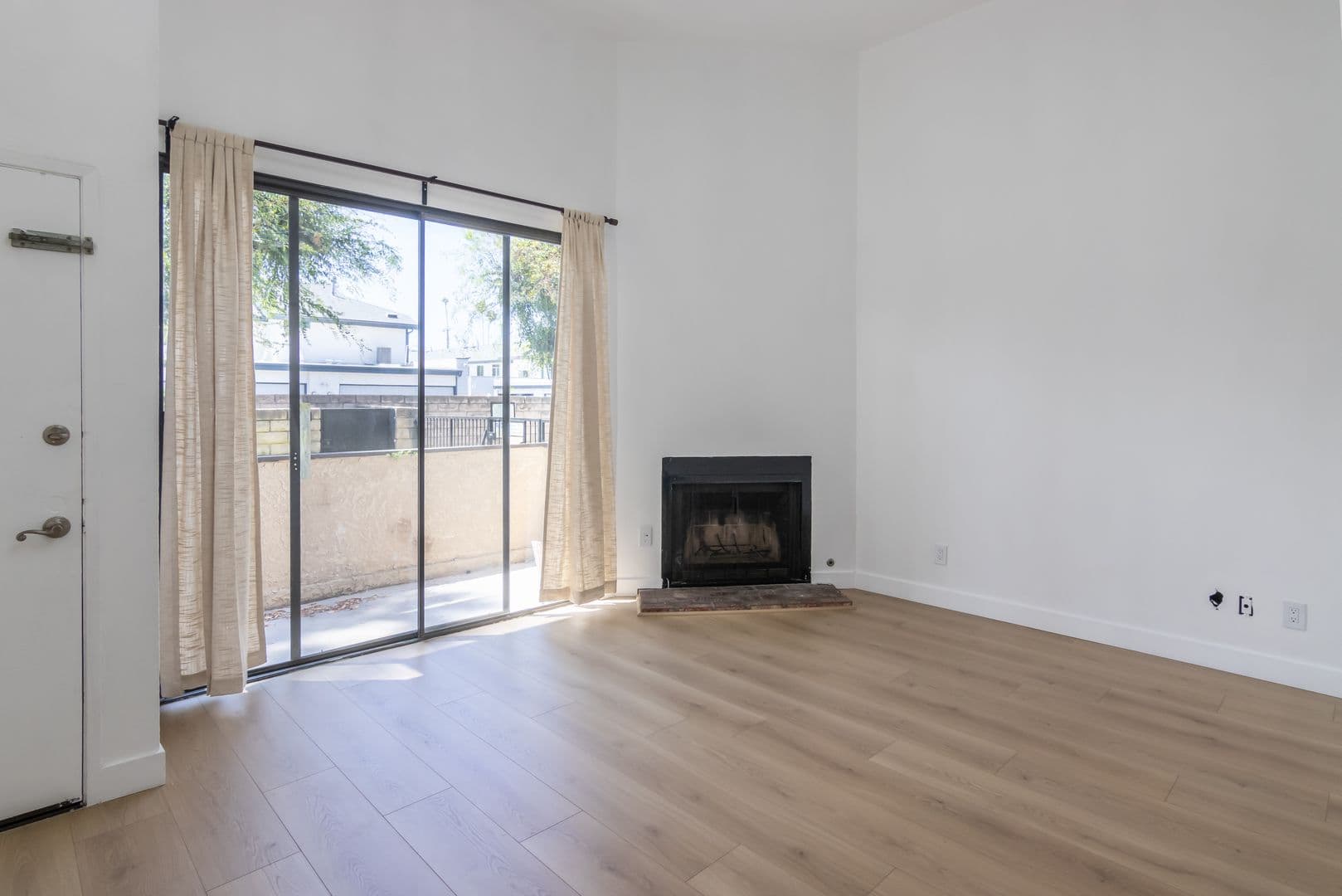 Reseda Townhome: 19230 Wyandotte St #15
