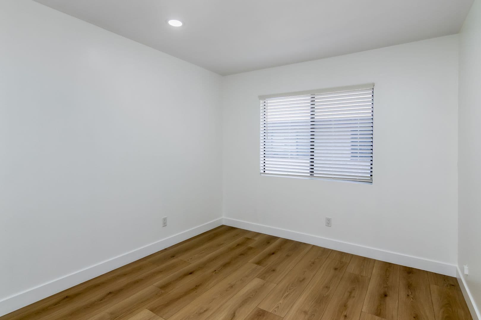 Reseda Townhome: 19230 Wyandotte St #15