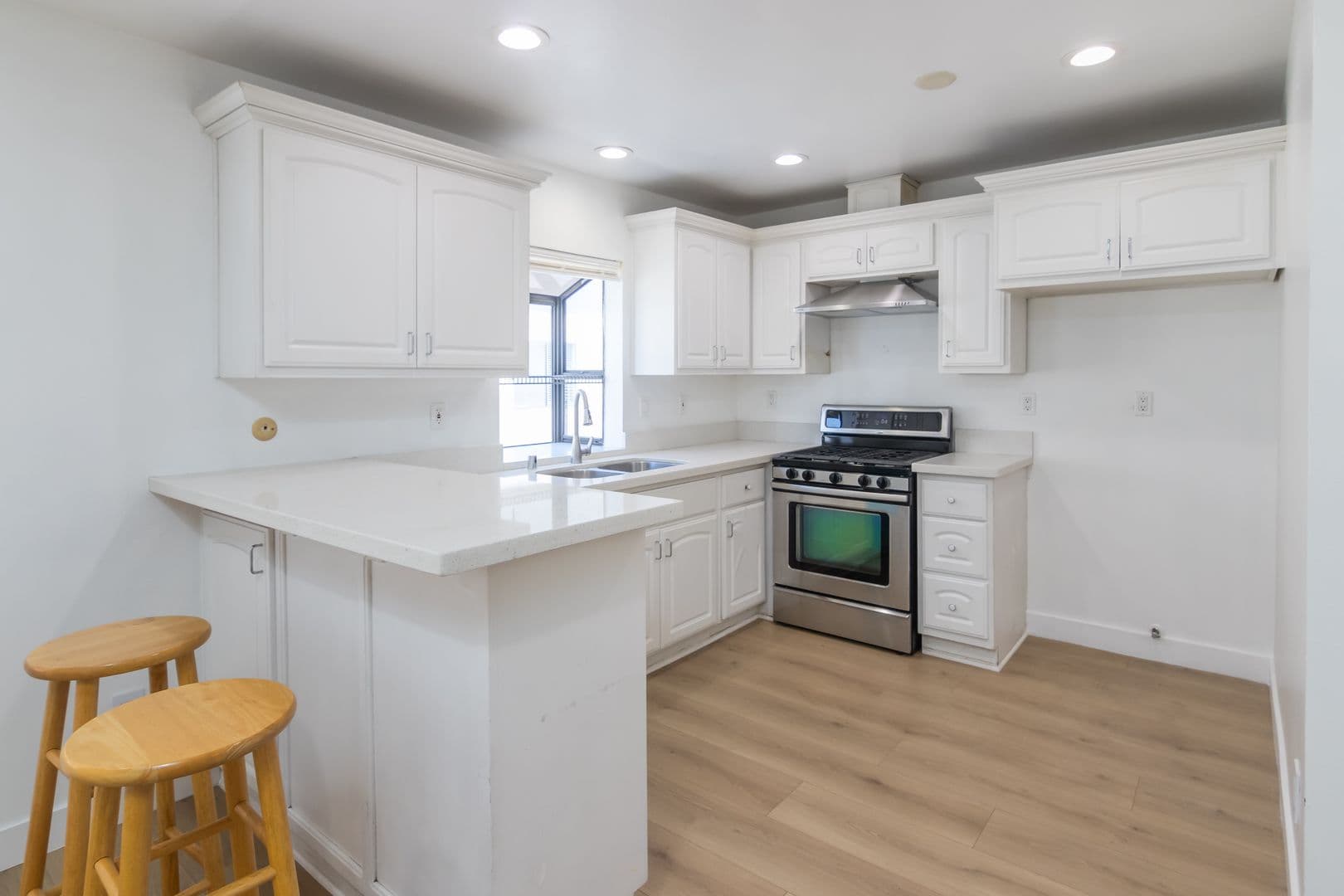 Reseda Townhome: 19230 Wyandotte St #15