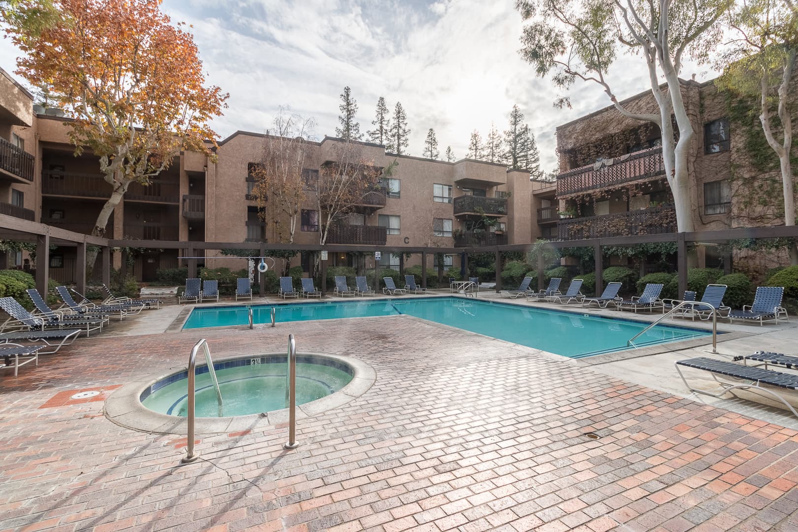 Woodland Hills Condo: 22100 Burbank Blvd #214B