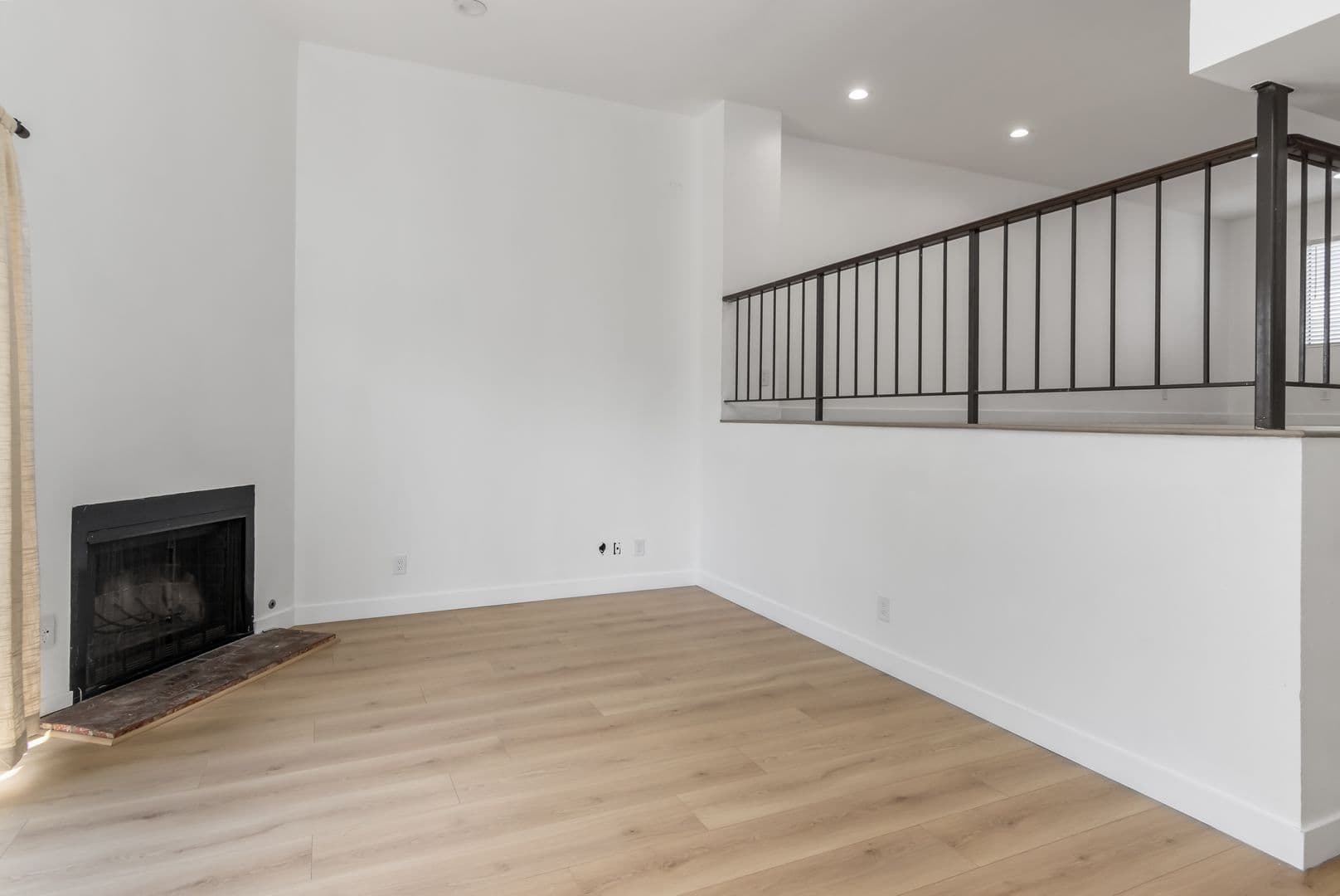 Reseda Townhome: 19230 Wyandotte St #15