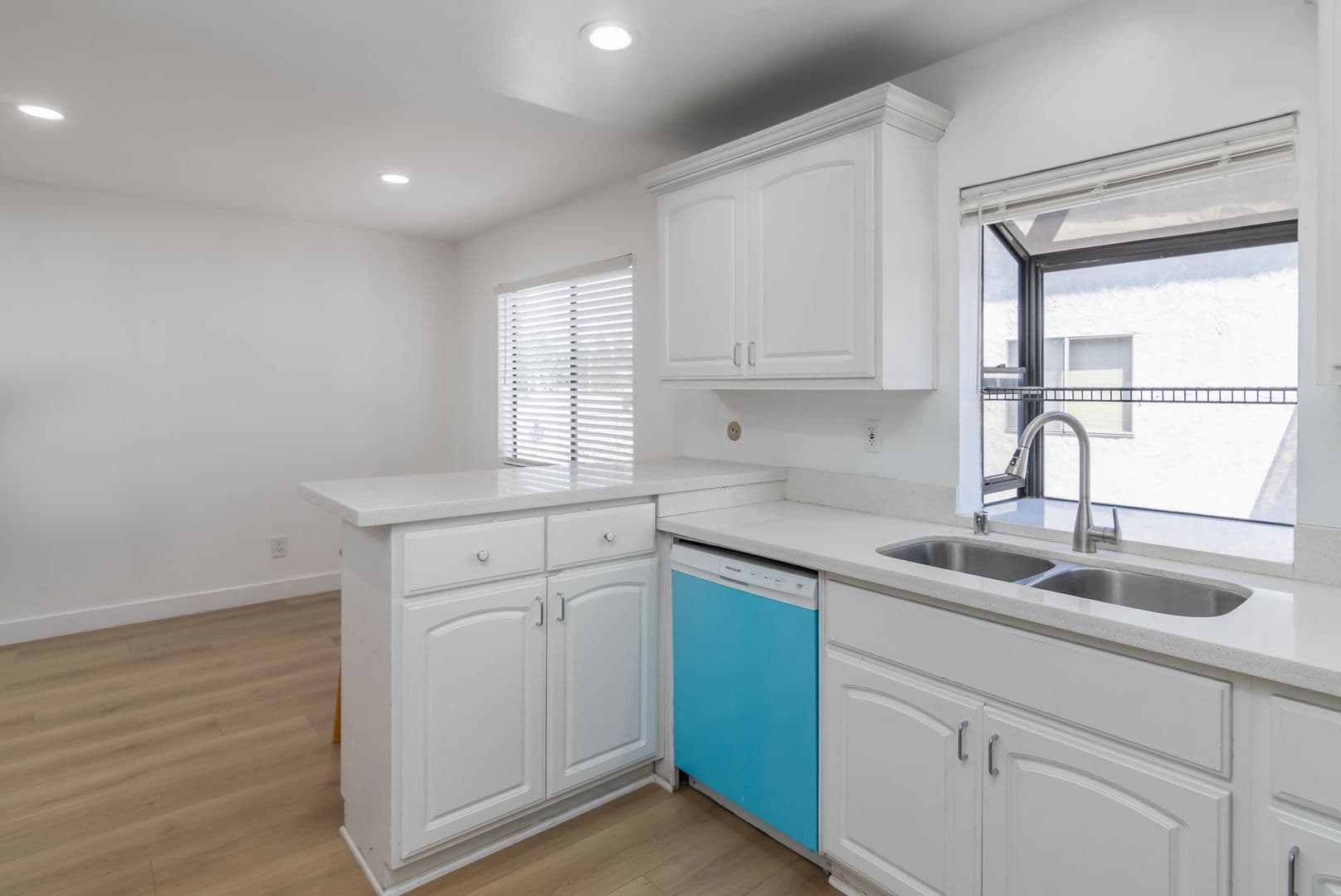 Reseda Townhome: 19230 Wyandotte St #15