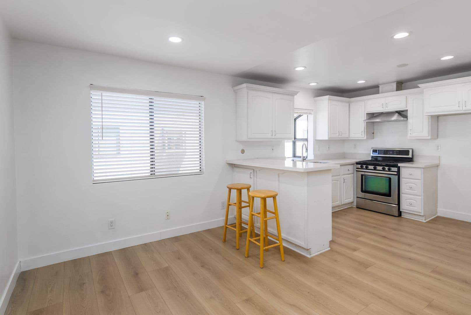 Reseda Townhome: 19230 Wyandotte St #15