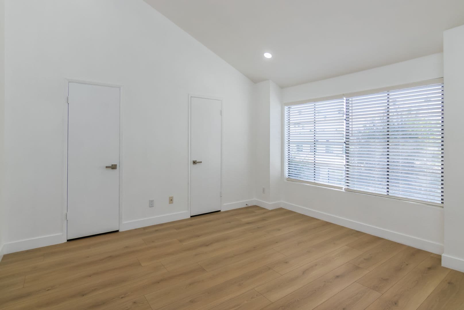 Reseda Townhome: 19230 Wyandotte St #15