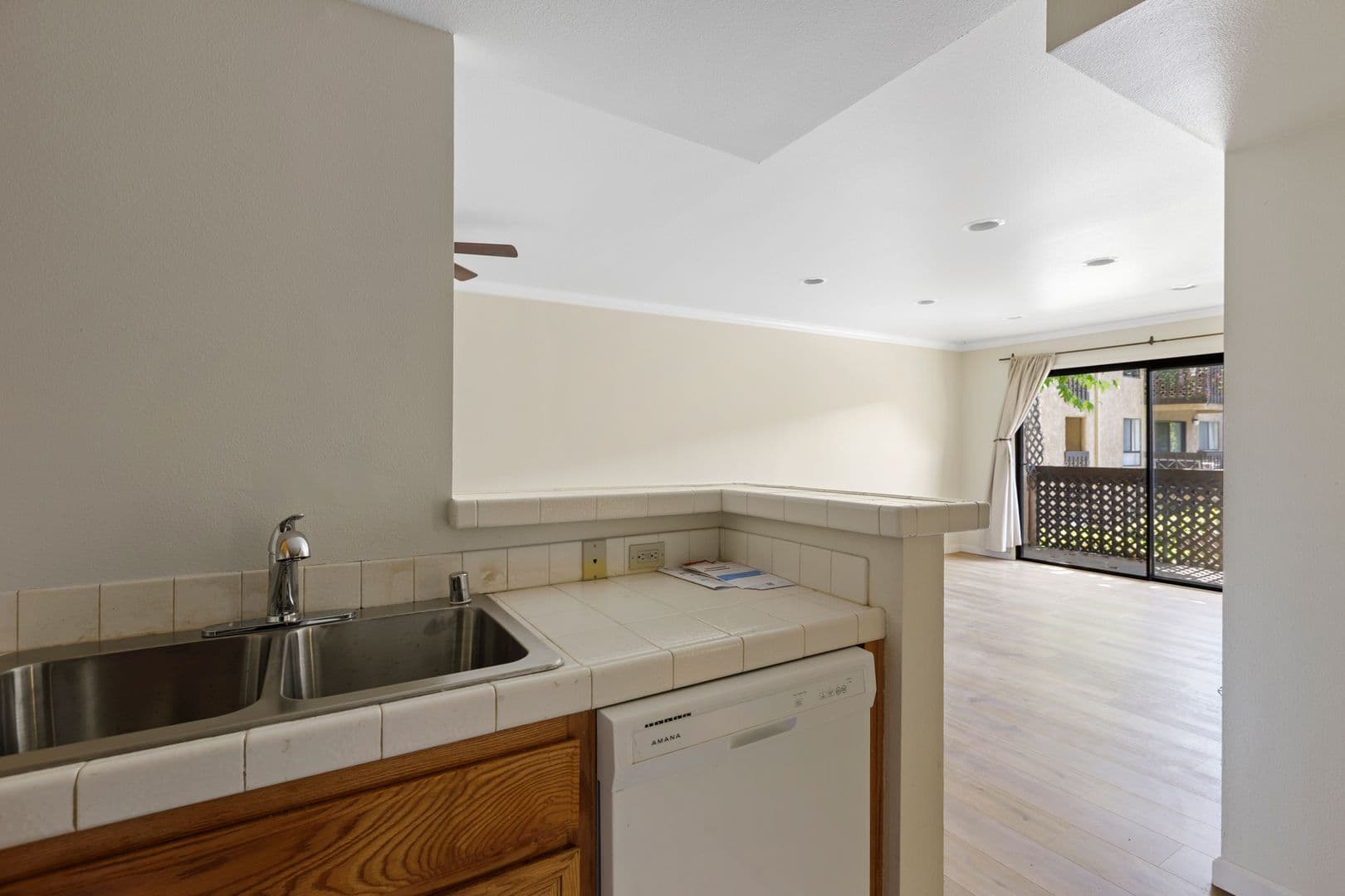 Woodland Hills Condo: 22100 Burbank Blvd #214B