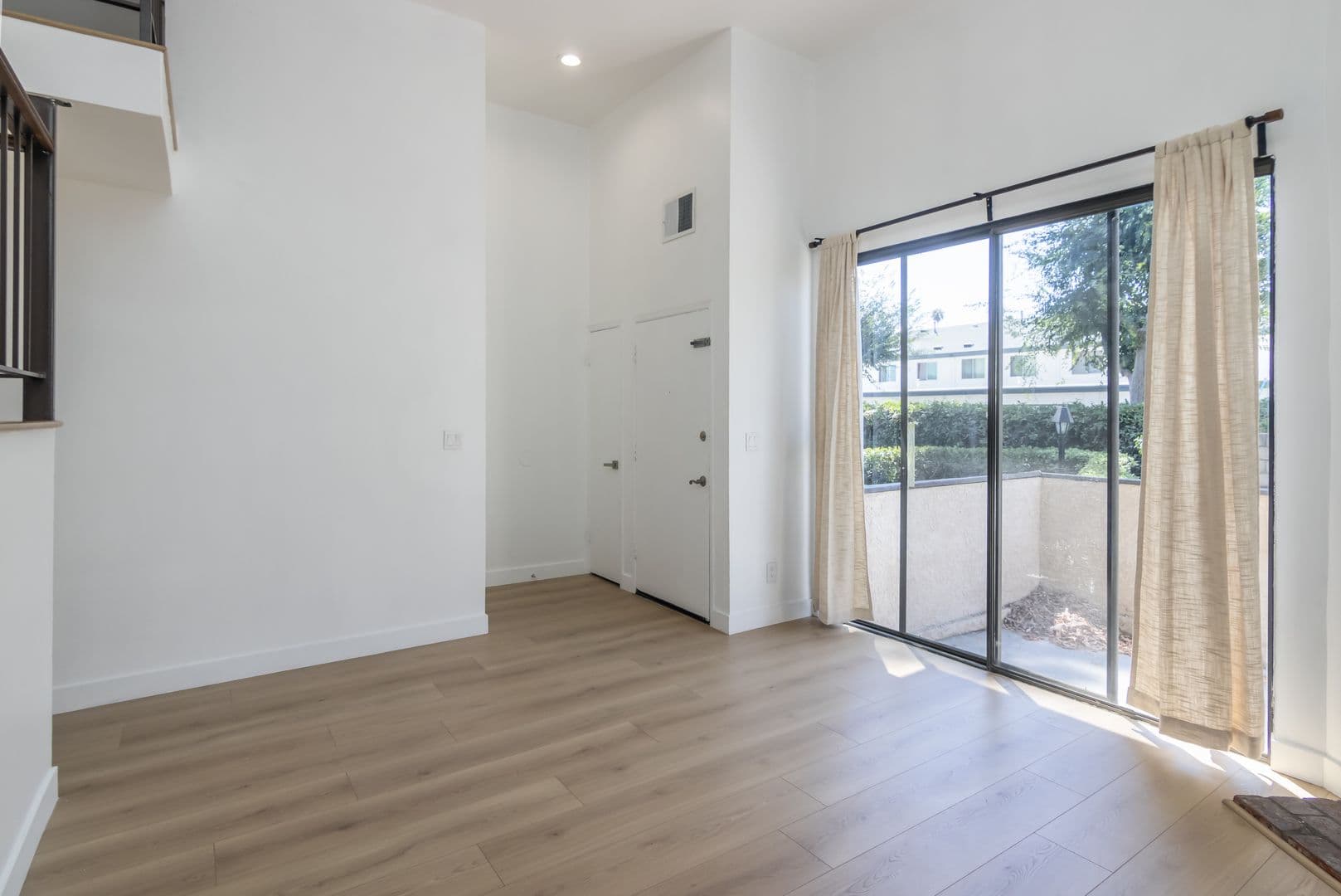 Reseda Townhome: 19230 Wyandotte St #15