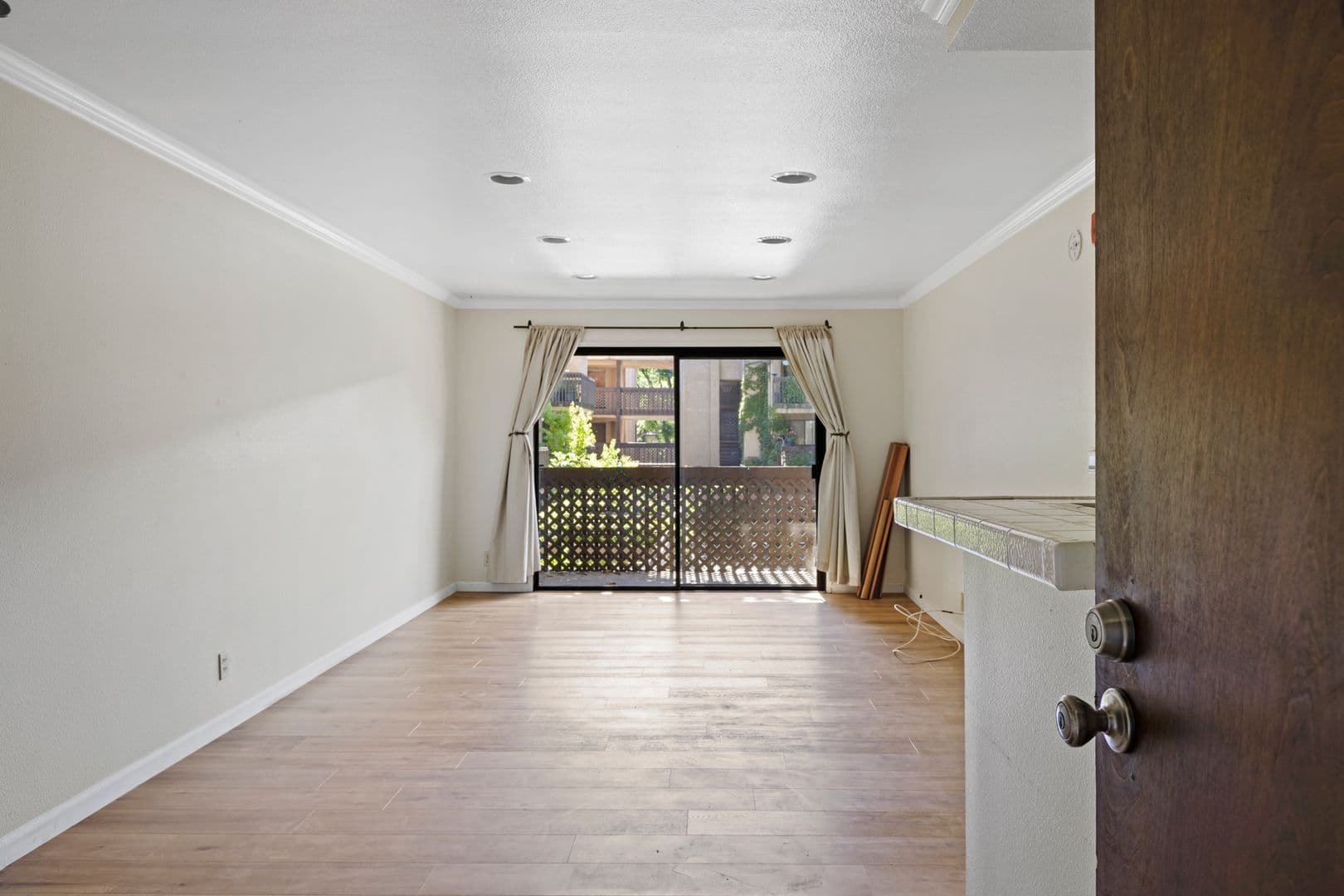 Woodland Hills Condo: 22100 Burbank Blvd #214B