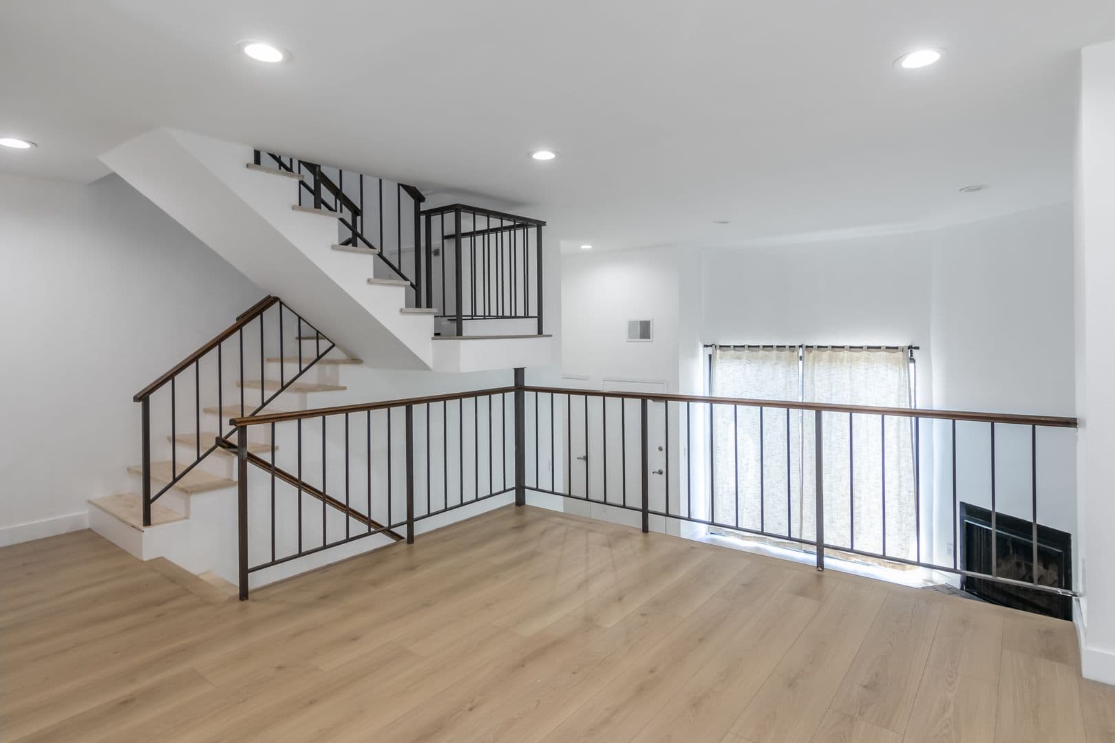 Reseda Townhome: 19230 Wyandotte St #15