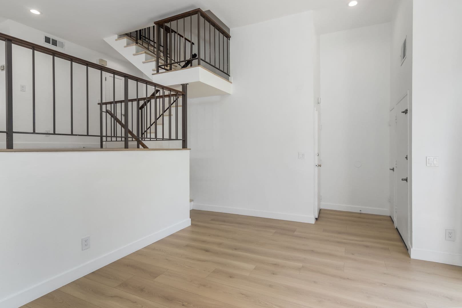 Reseda Townhome: 19230 Wyandotte St #15