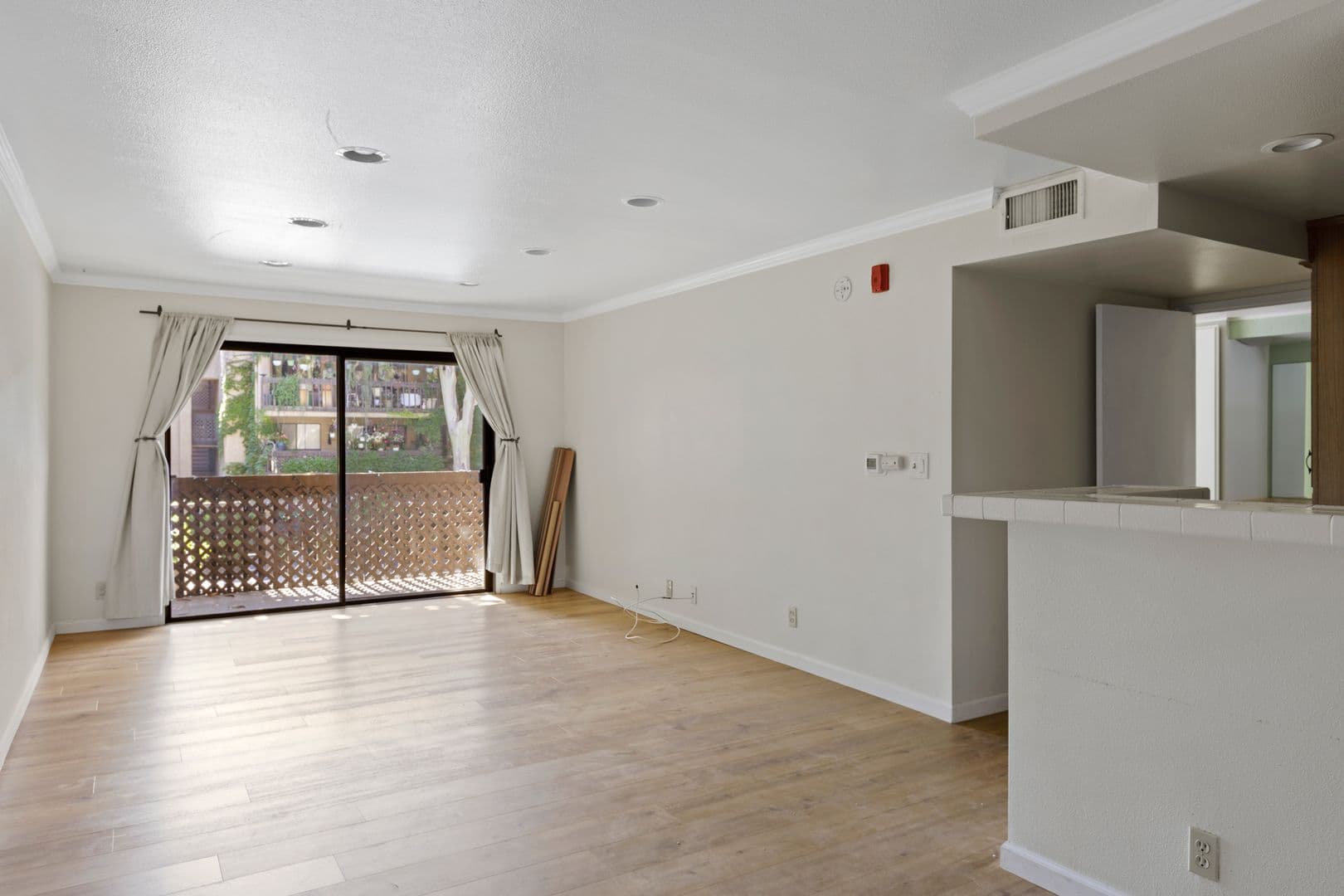 Woodland Hills Condo: 22100 Burbank Blvd #214B
