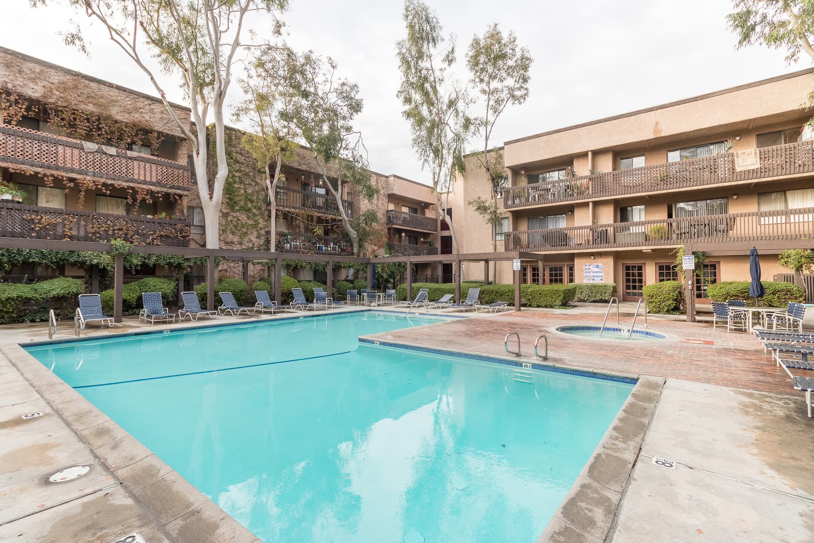 Woodland Hills Condo: 22100 Burbank Blvd #214B