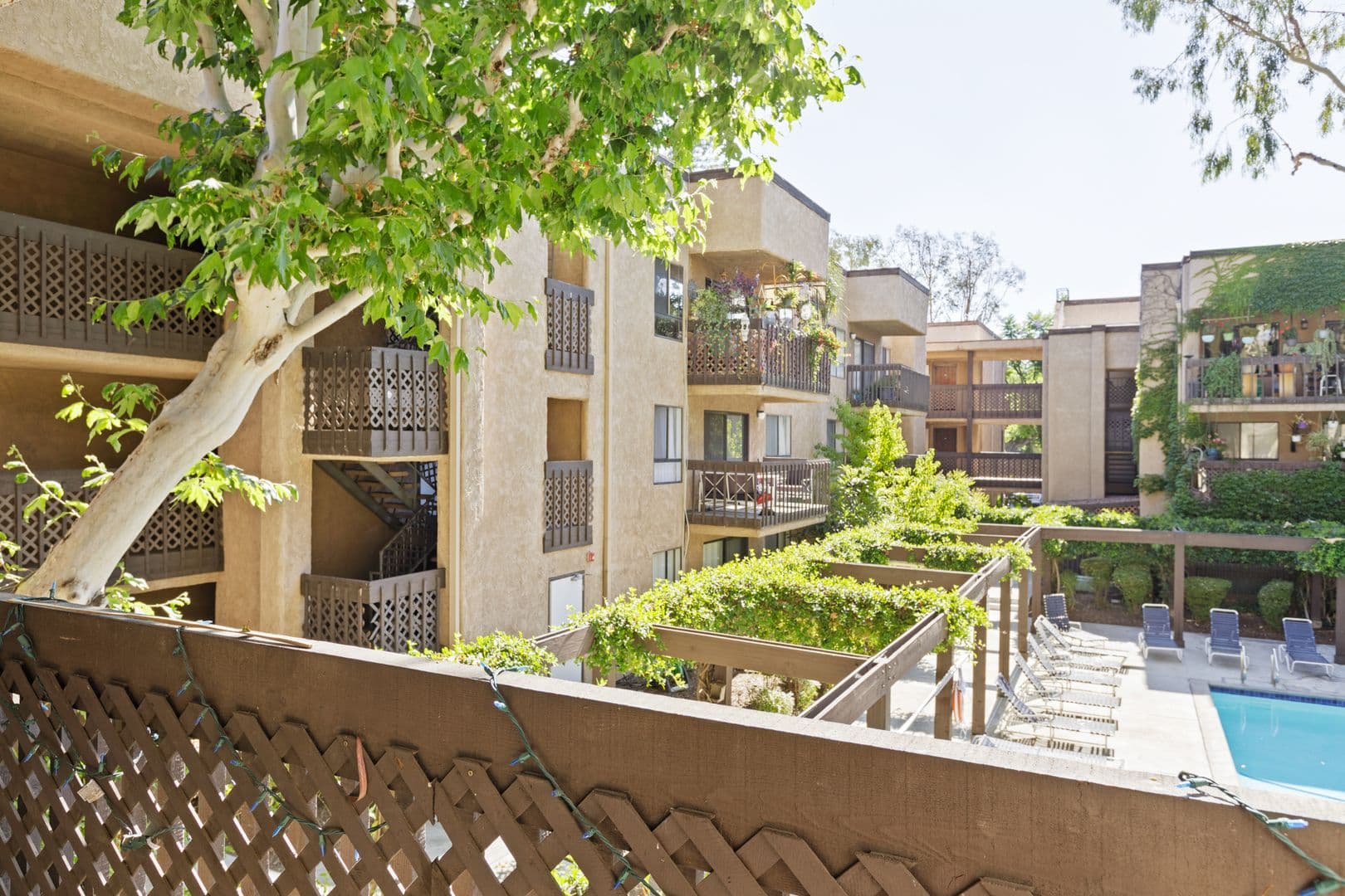 Woodland Hills Condo: 22100 Burbank Blvd #214B