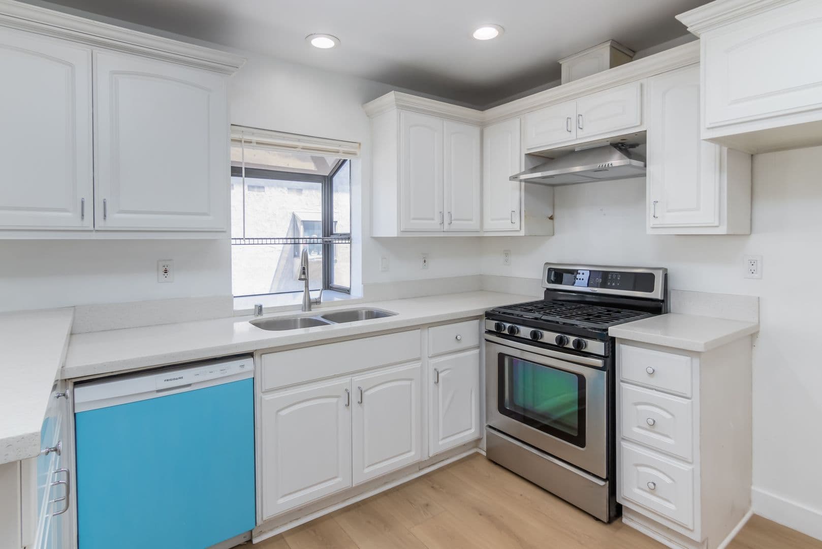 Reseda Townhome: 19230 Wyandotte St #15
