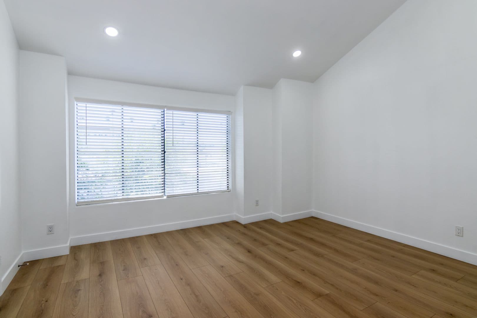 Reseda Townhome: 19230 Wyandotte St #15