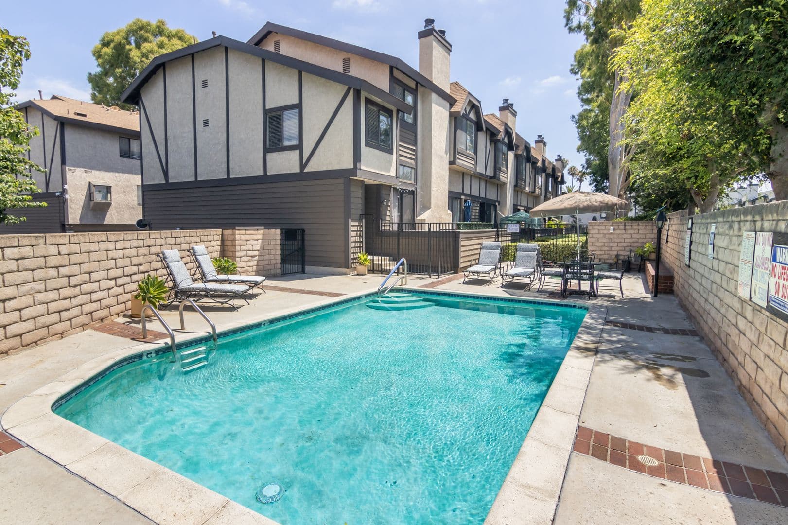 Reseda Townhome: 19230 Wyandotte St #15
