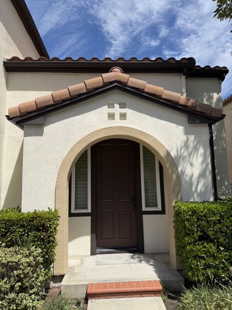 Irvine House: 8 Del Carlo