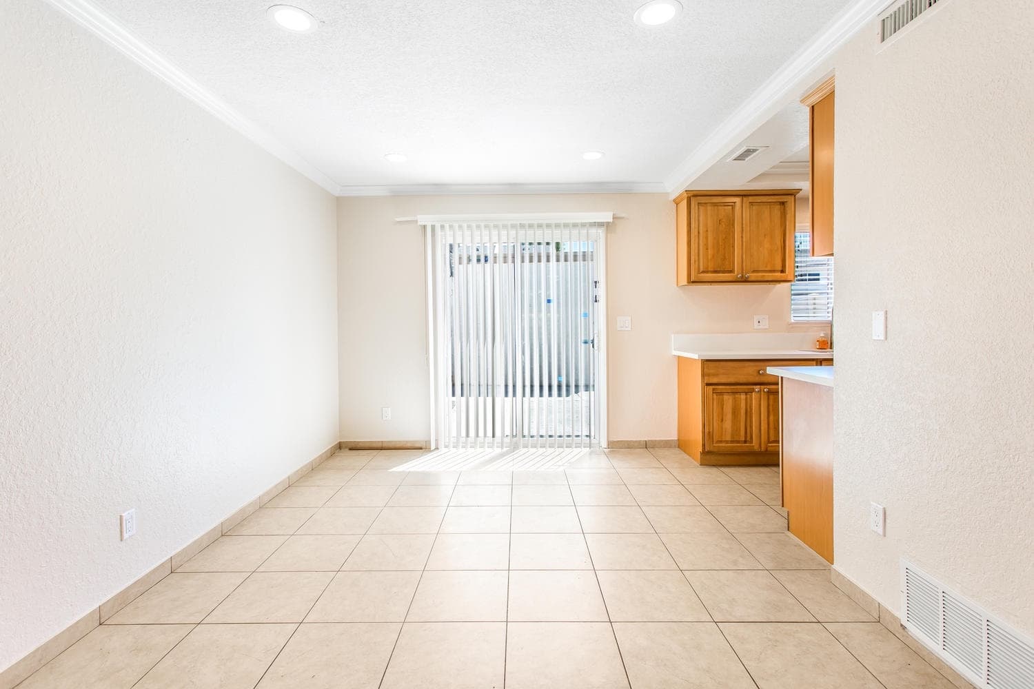 Riverside House: 1045 Clark St