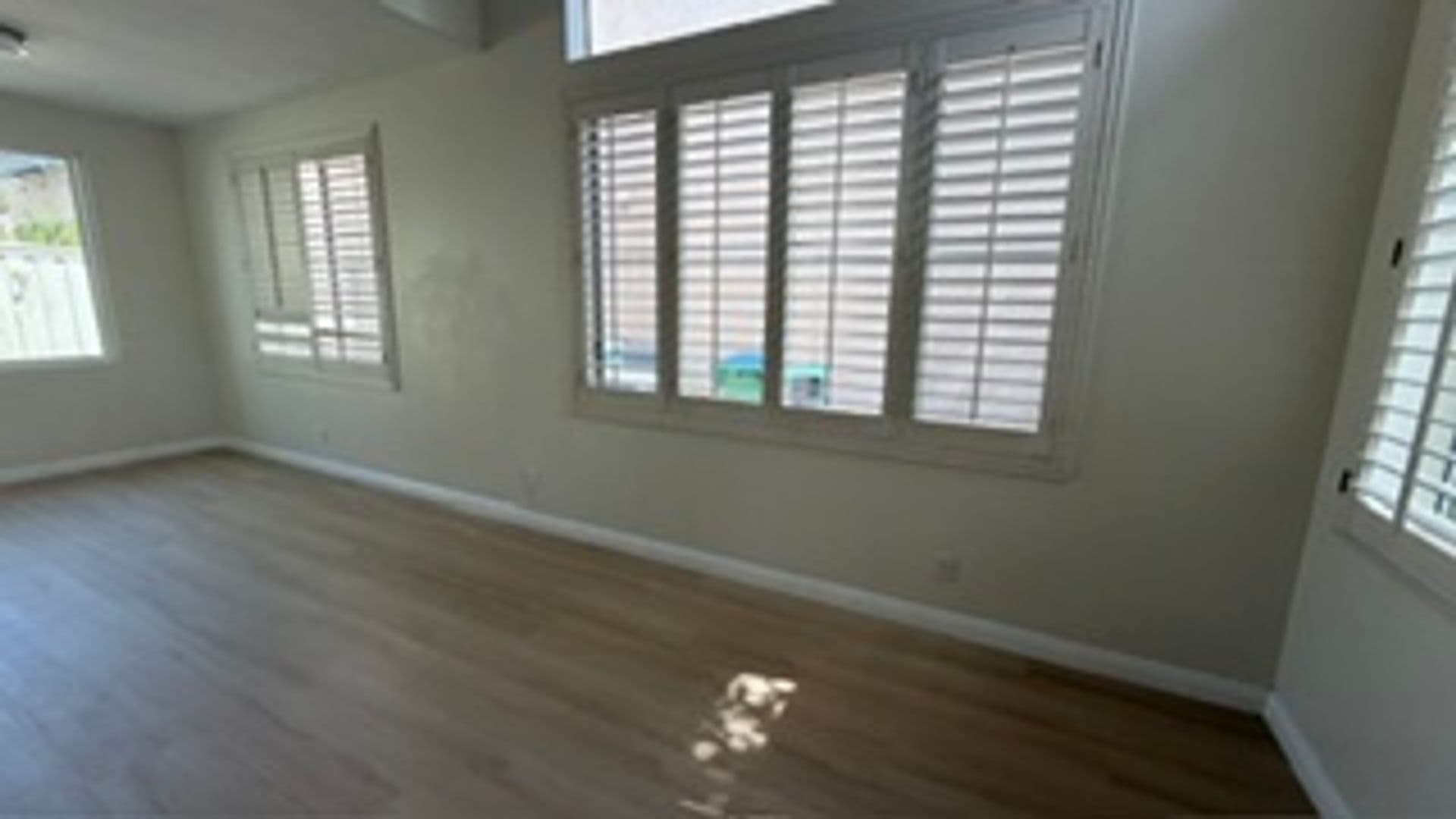 Irvine House: 8 Del Carlo