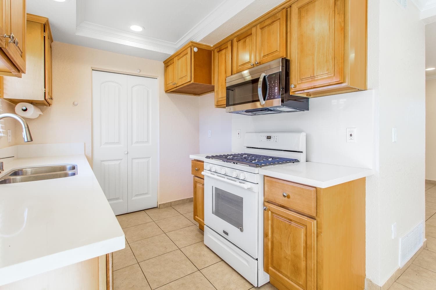 Riverside House: 1045 Clark St