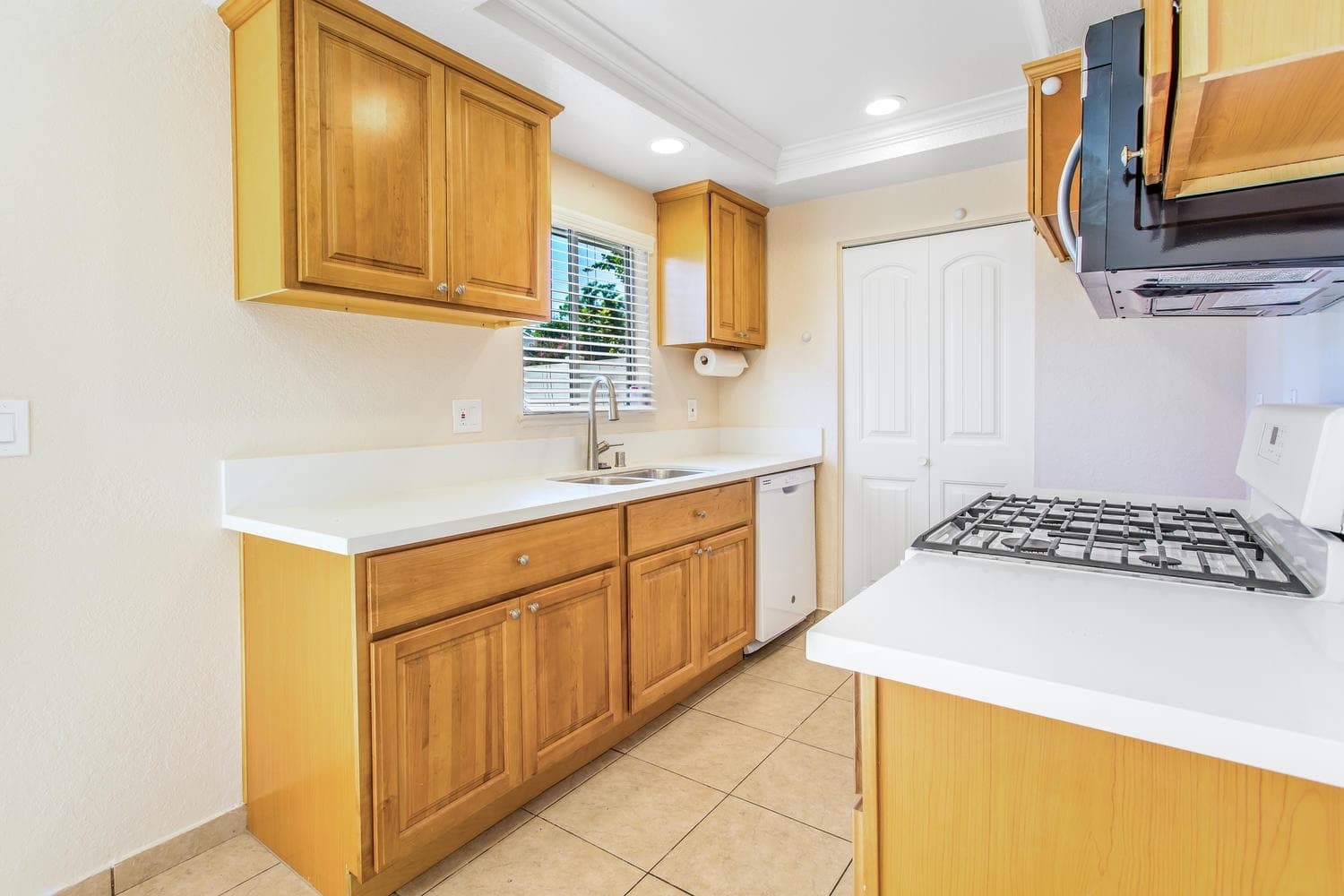 Riverside House: 1045 Clark St