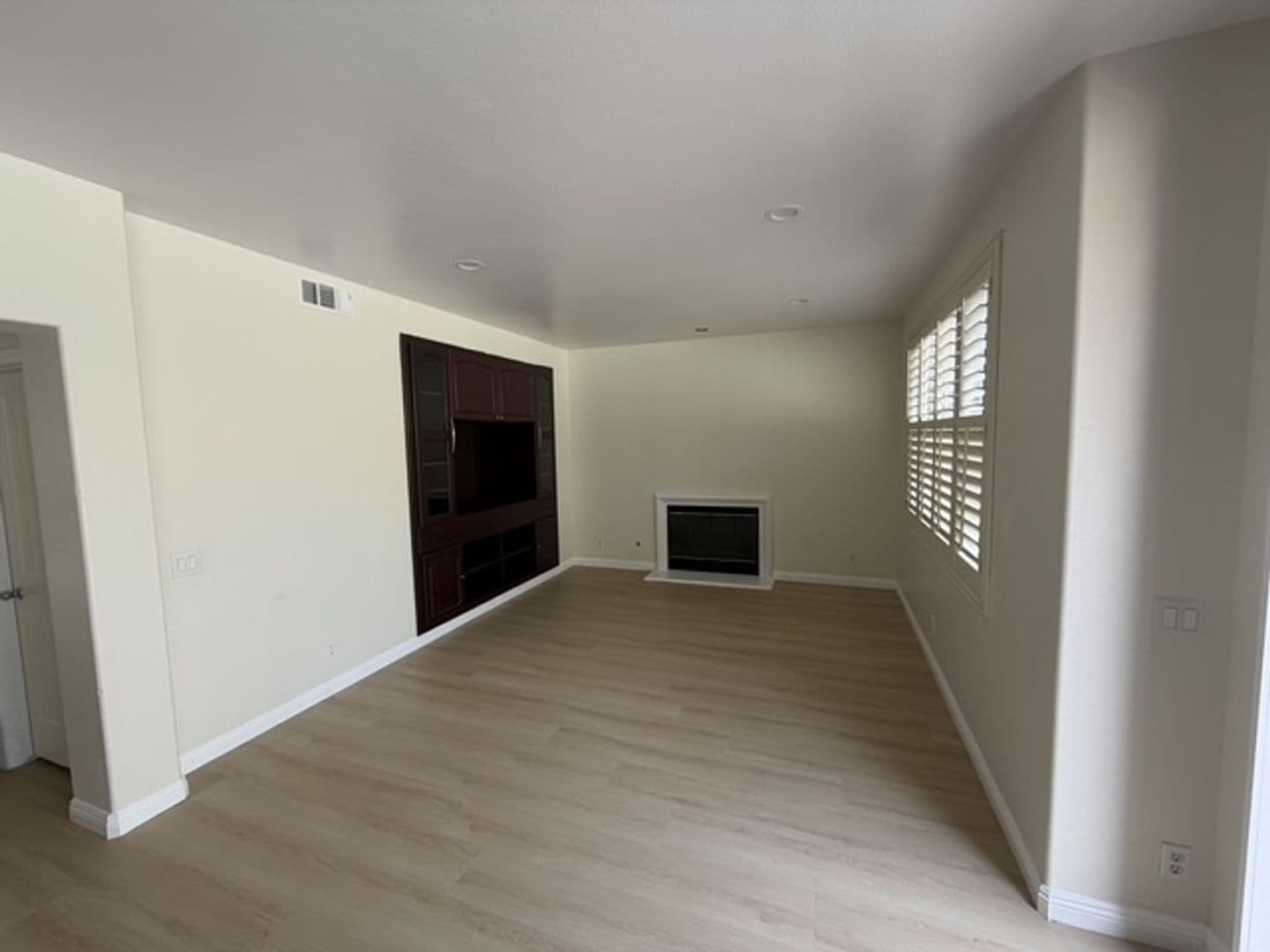 Irvine House: 8 Del Carlo