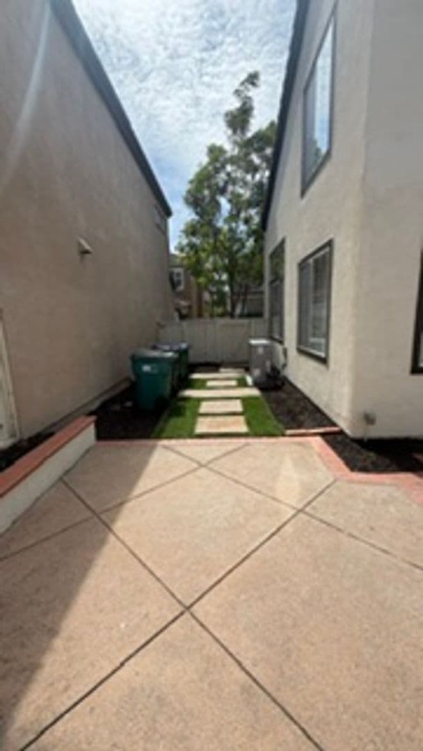Irvine House: 8 Del Carlo