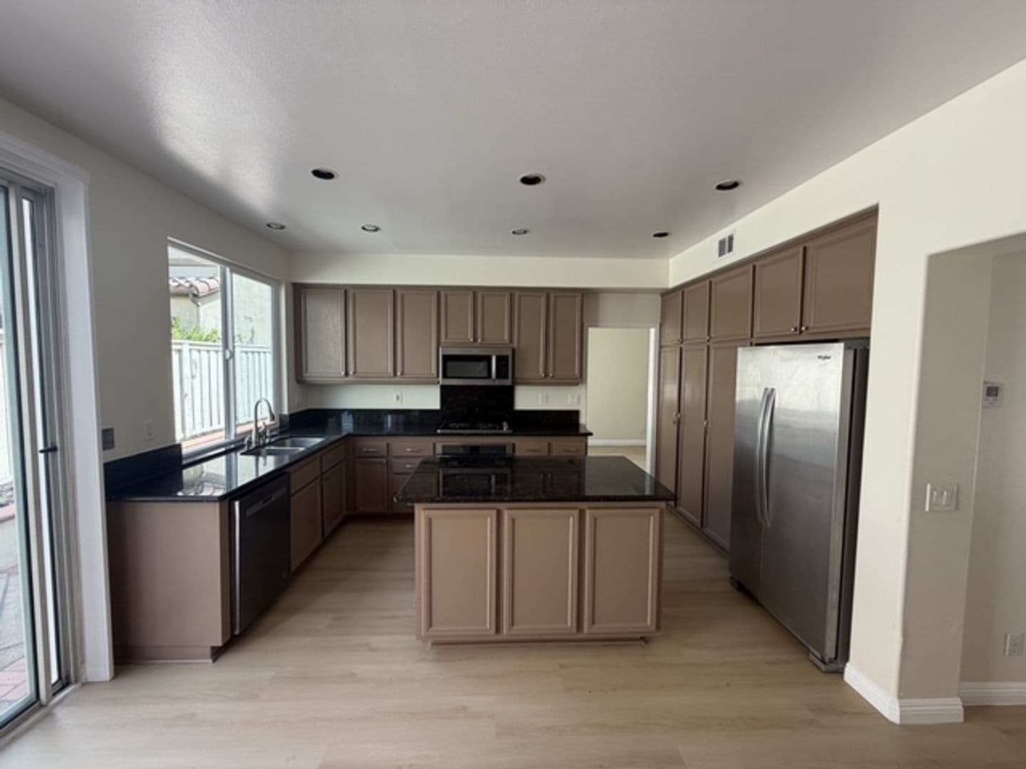 Irvine House: 8 Del Carlo