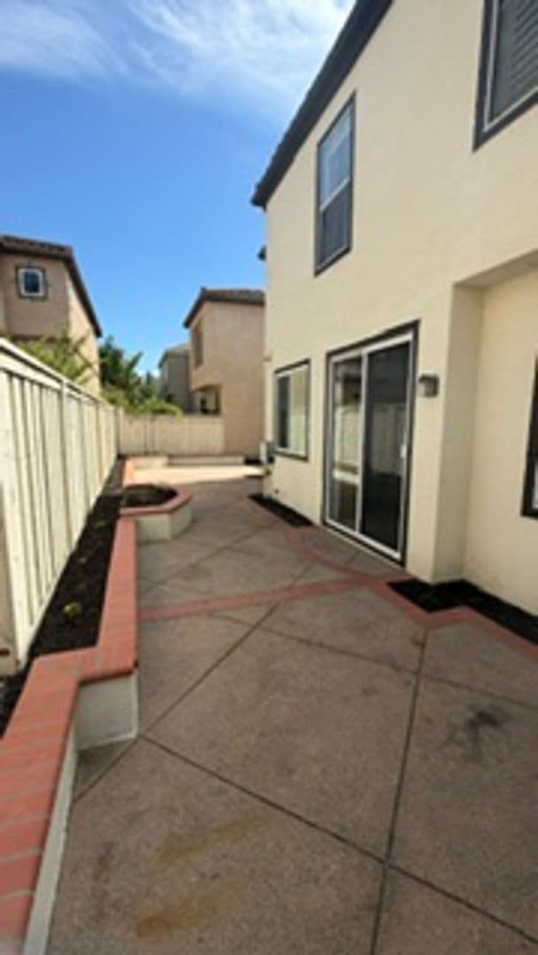 Irvine House: 8 Del Carlo