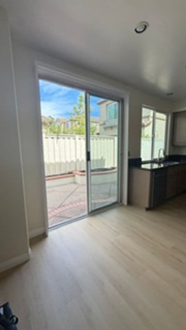 Irvine House: 8 Del Carlo
