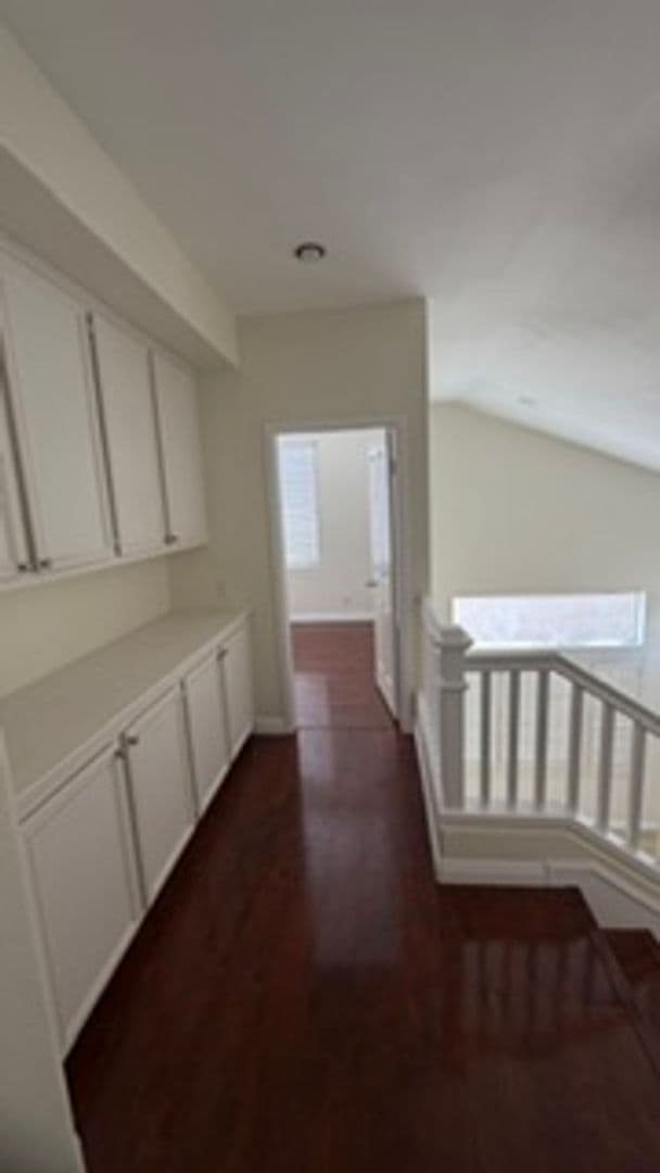 Irvine House: 8 Del Carlo