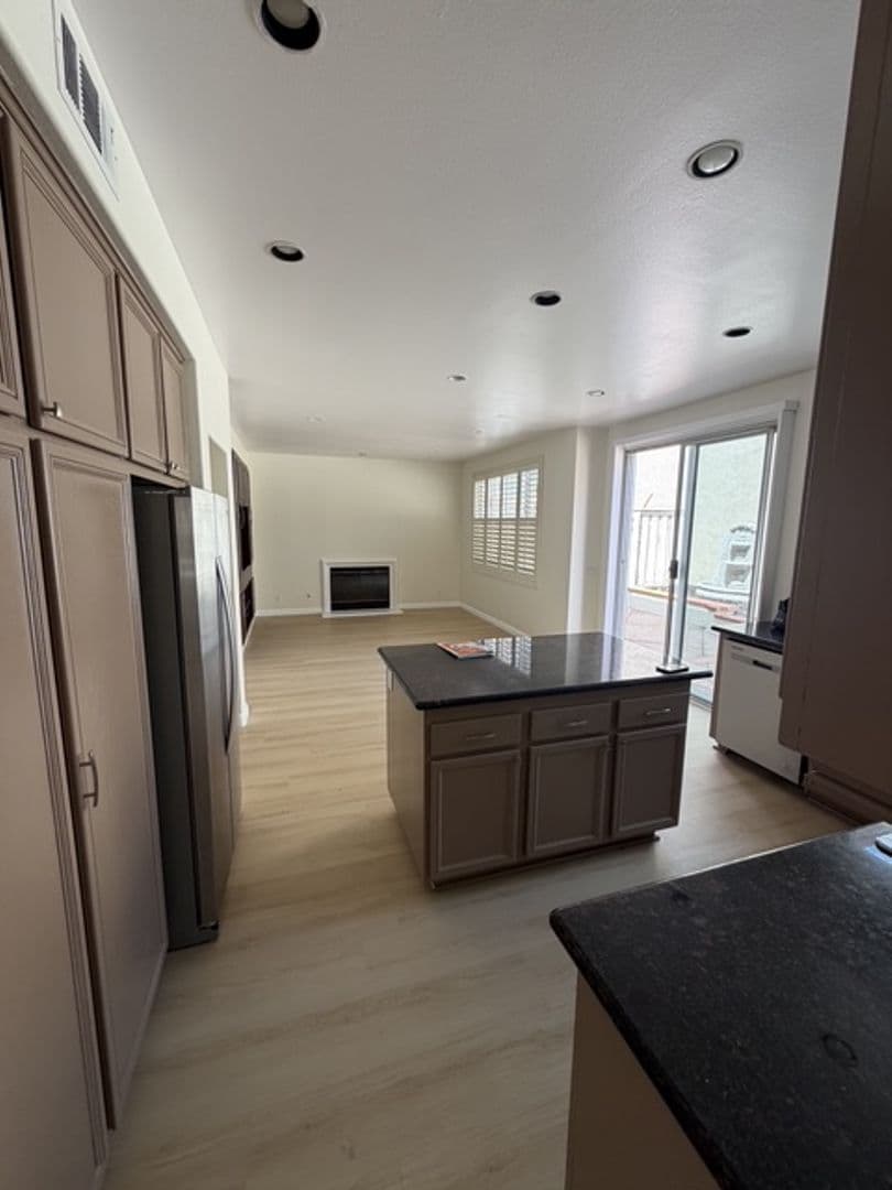 Irvine House: 8 Del Carlo