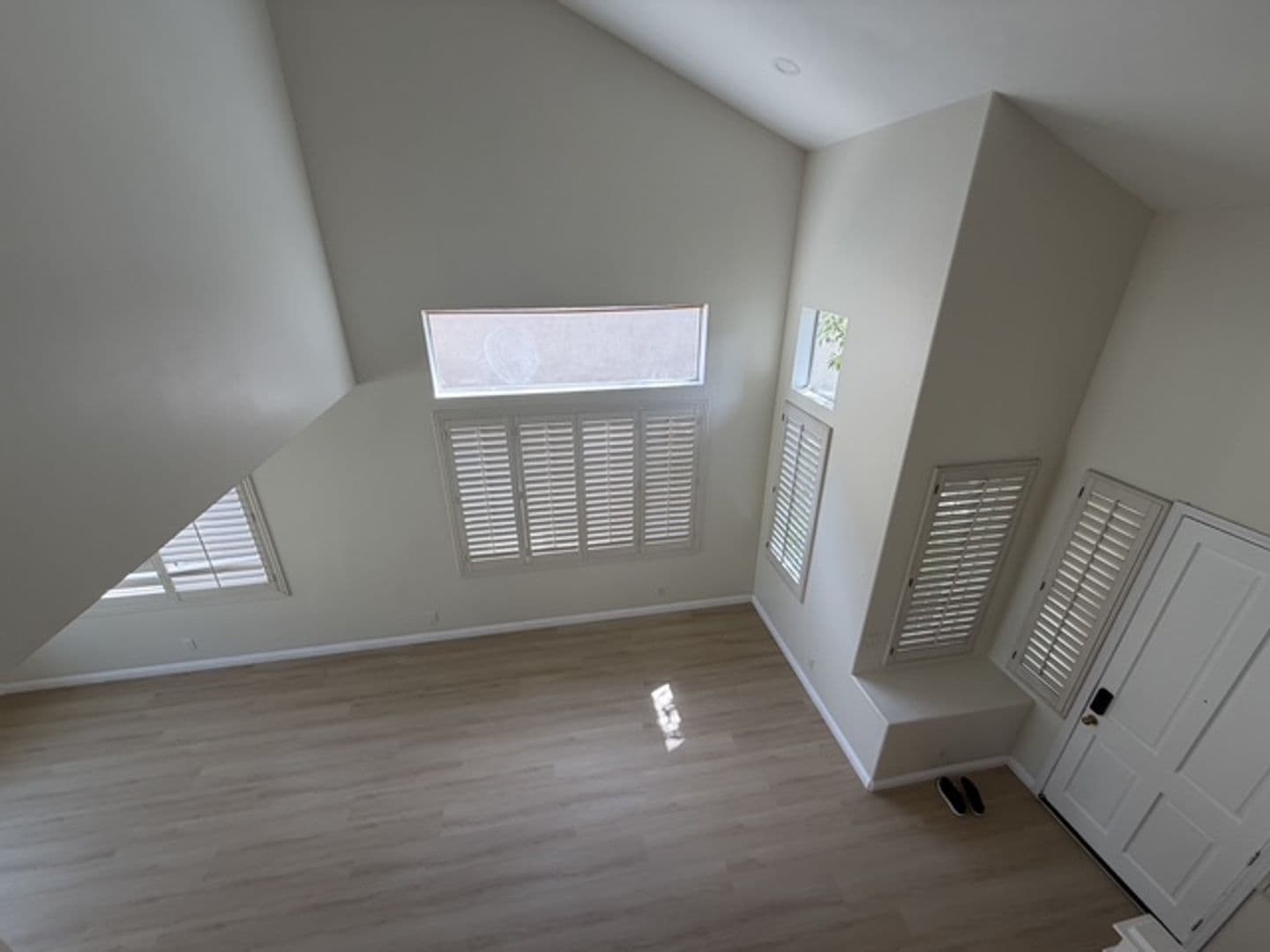 Irvine House: 8 Del Carlo