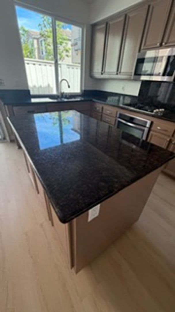 Irvine House: 8 Del Carlo