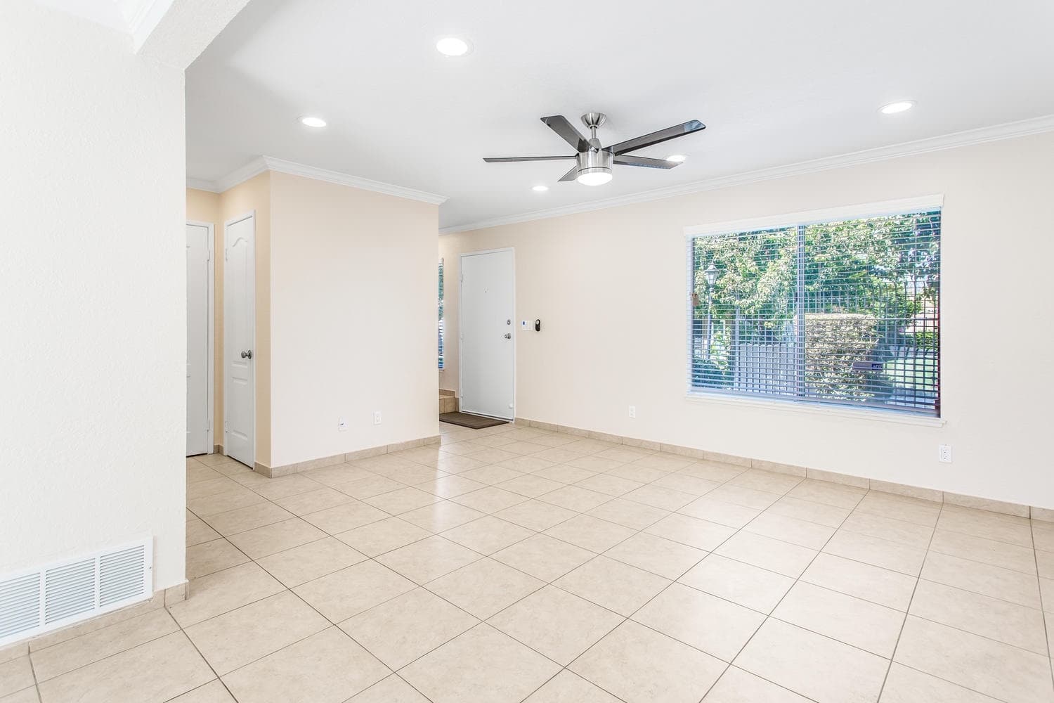 Riverside House: 1045 Clark St