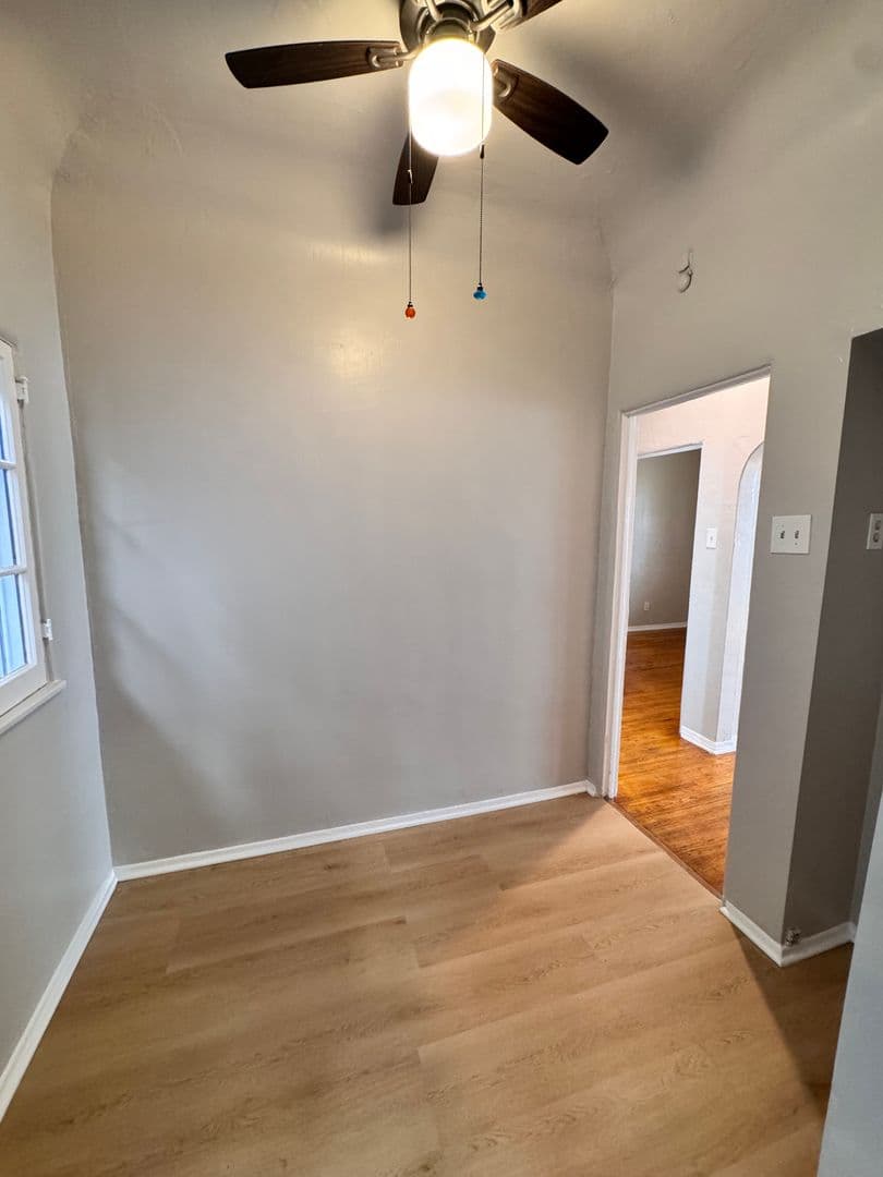 Long Beach Apartment: 125 Granada Ave